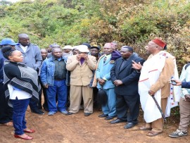  Naibu Waziri wa Habari, Utamaduni, Sanaa na Michezo Mhe. Juliana Shonza akipokea maelezo kuhusu msitu wa asili wa Nyumbanitu kutoka kwa Chifu wa Wabena Mkoa wa Njombe Ndg. Elias Waziri Mkongwa (Kulia) wakati alipotembelea  kujionea historia pamoja na vivutio vya utalii wa kitamuduni vilivyomo ndani ya msitu huo leo Mkoani Njombe.